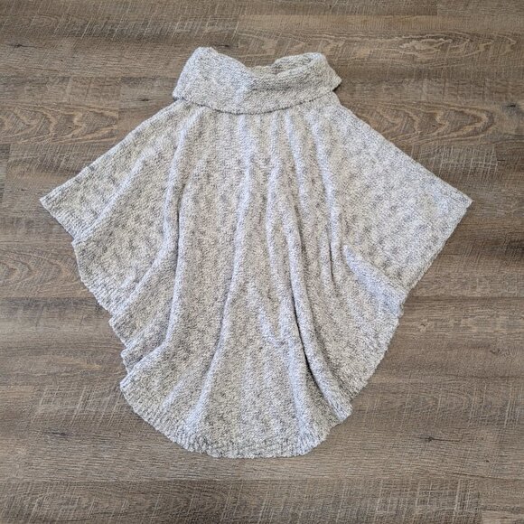 NWT ROOTS | Kids Winter Snowy Fox Poncho | Sz. L/XL - Picture 5 of 6
